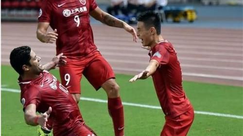  奥格斯堡保级生死战告捷，艰难取胜保留生存希望  